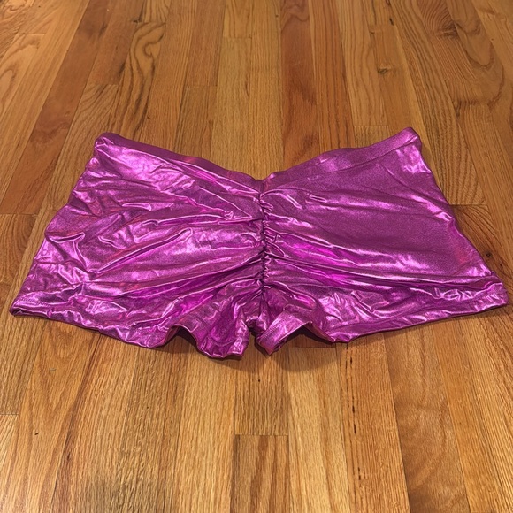 SKIMS Metallic Swim V-Waist Short | Dragon Fruit - Picture 3 of 9